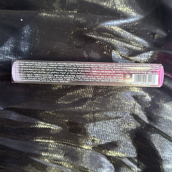 HUDA Beauty Demi Matte Cream Liquid Lipstick in Passionista - Picture 2 of 3